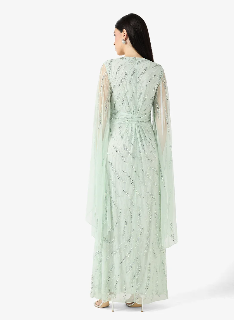 اميليا روز فستان ماكسي مزين بالترتر وأكمام واسعة